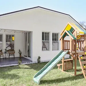  Holiday home Bohemian Escape - 7 Min To The Beach, Bbq Grill, Playground